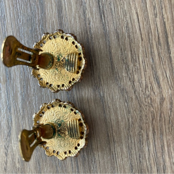 VINTAGE PEARL ROUND GOLD SEASHELL EDGE CLIP ON EARRINGS - Picture 7 of 10